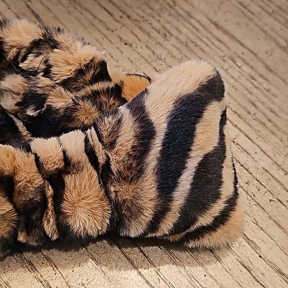 Leopard faux fur earband and touch tip glove set - Picture 3 of 6